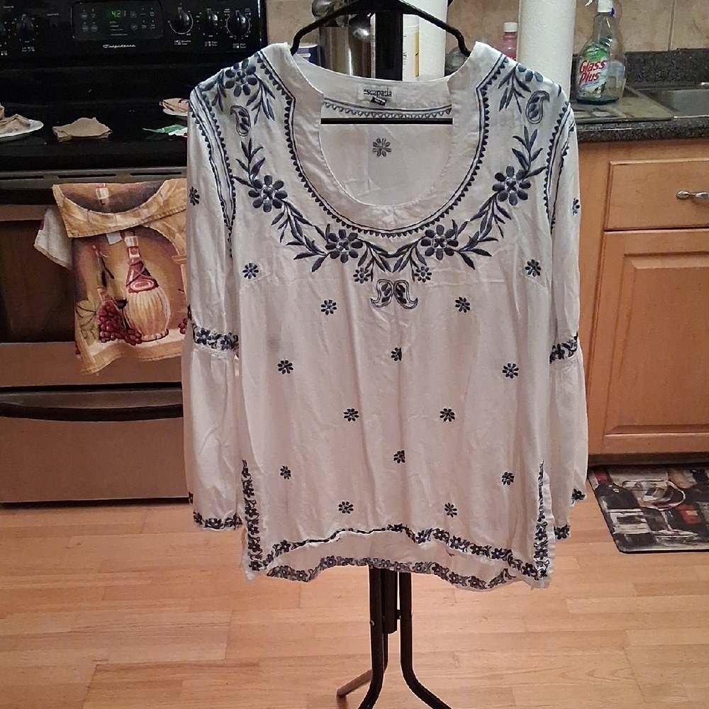 escapada White Blouse with Navy Blue Embroidery